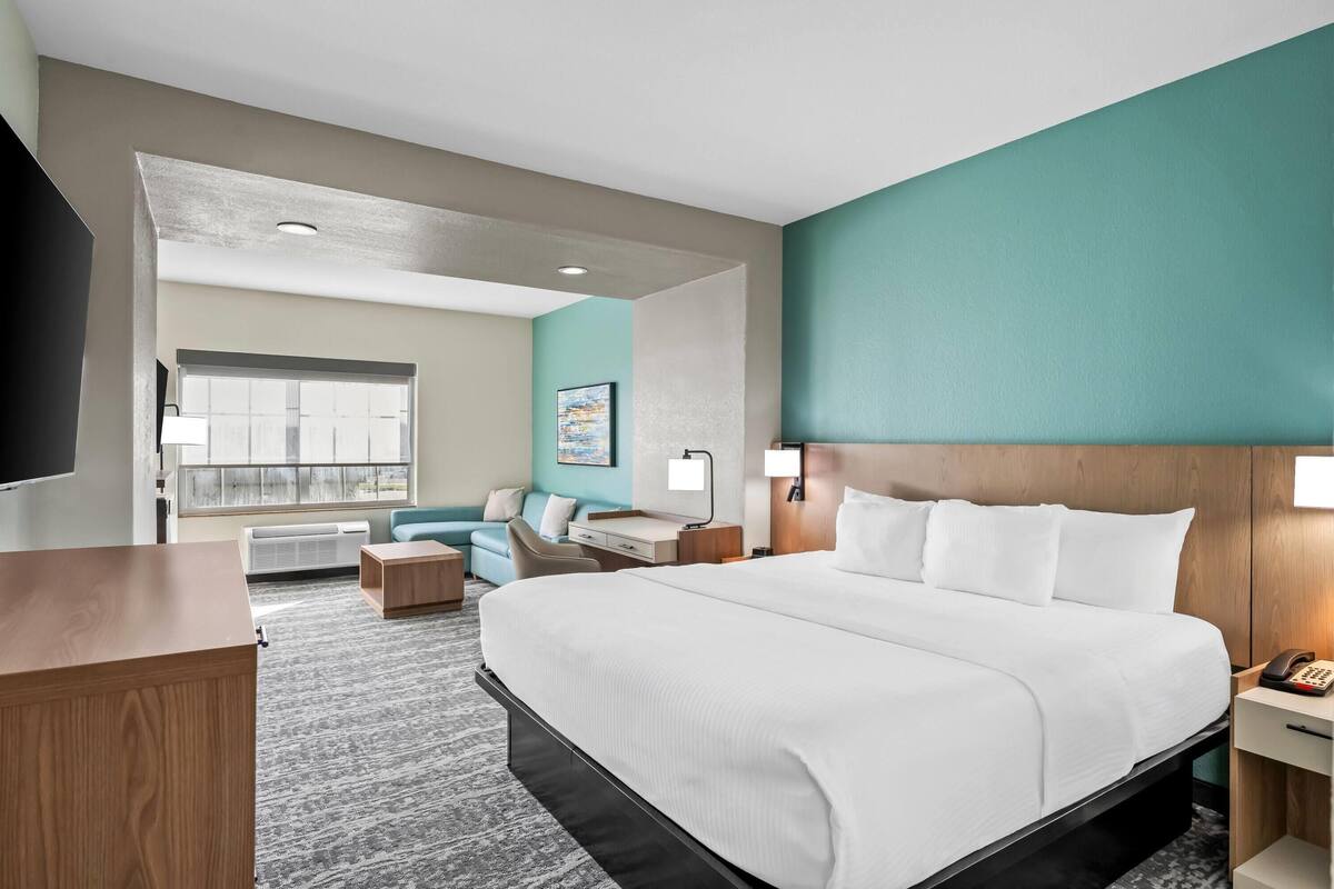 Deluxe-huone, 1 suuri parisänky, tupakointi kielletty | Ylelliset vuodevaatteet, työpöytä