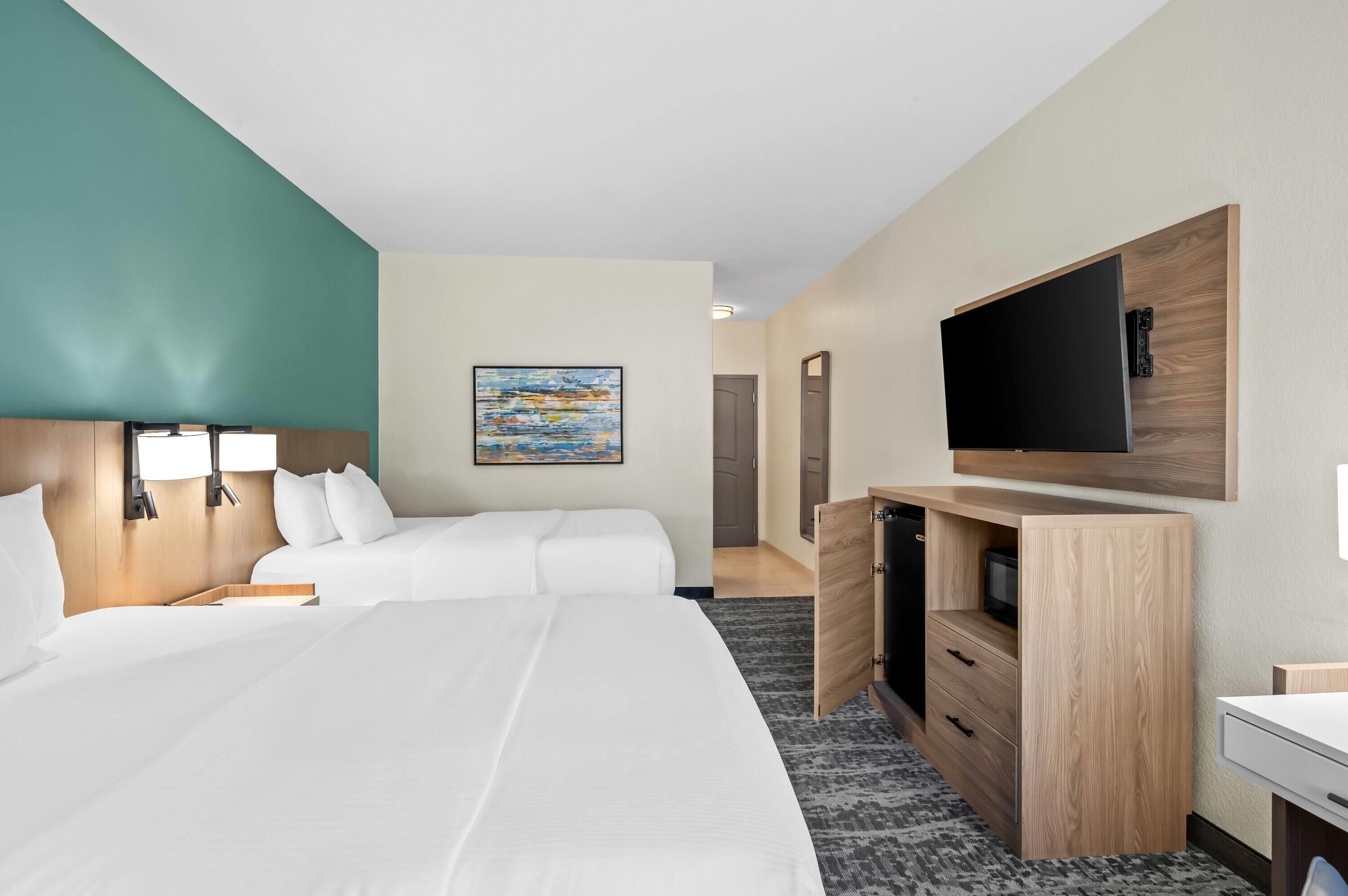 Huone, 2 keskisuurta parisänkyä, tupakointi kielletty | Ylelliset vuodevaatteet, työpöytä