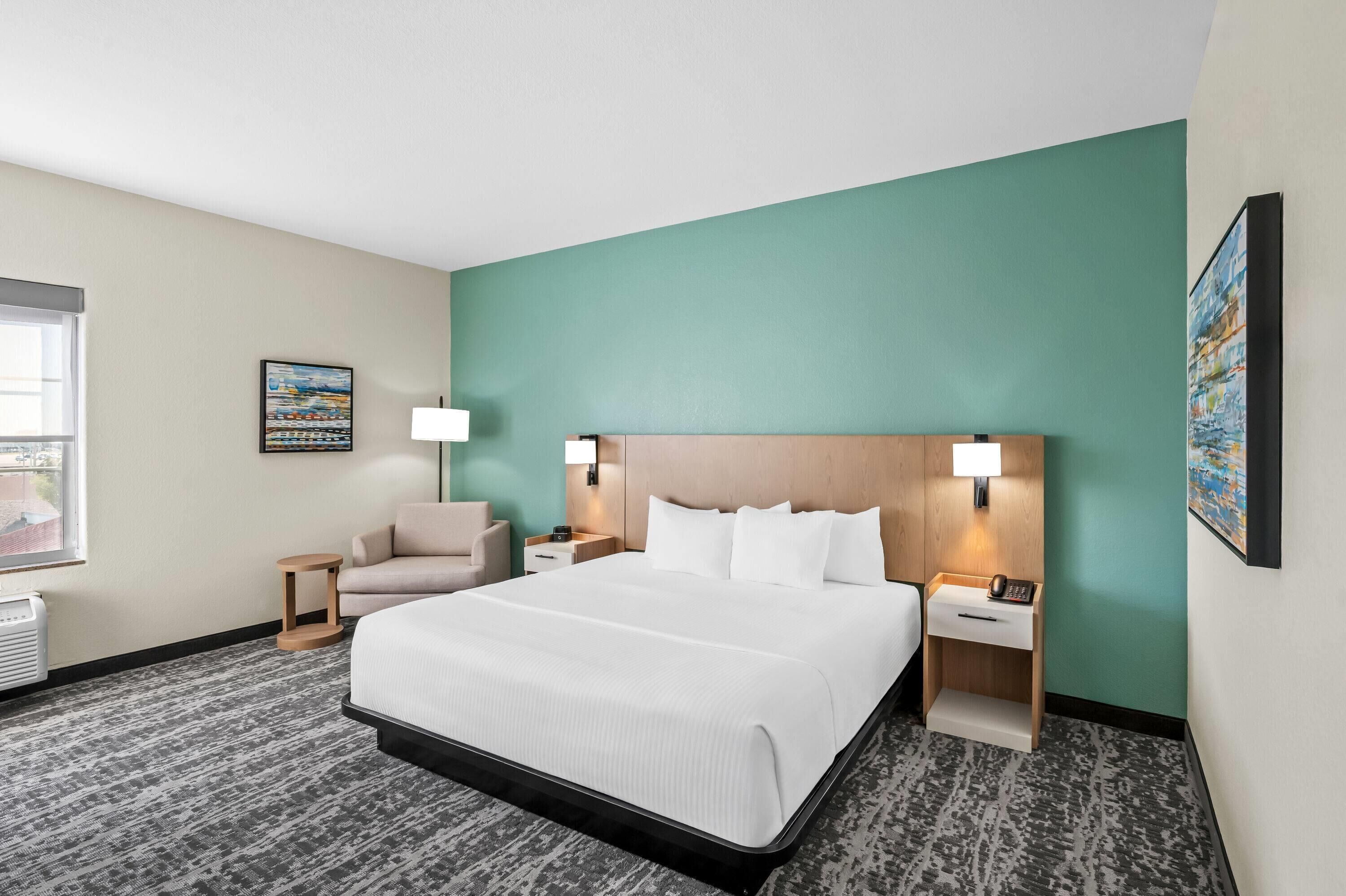 Deluxe-huone, 1 suuri parisänky, esteetön, tupakointi kielletty (Mobility, Bathtub) | Ylelliset vuodevaatteet, työpöytä