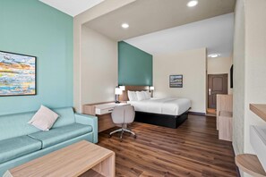 Premium bedding, desk, laptop workspace, soundproofing - La Quinta Inn & Suites by Wyndham Searcy (Searcy)
