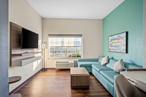 Premium bedding, desk, laptop workspace, soundproofing - La Quinta Inn & Suites by Wyndham Searcy (Searcy)