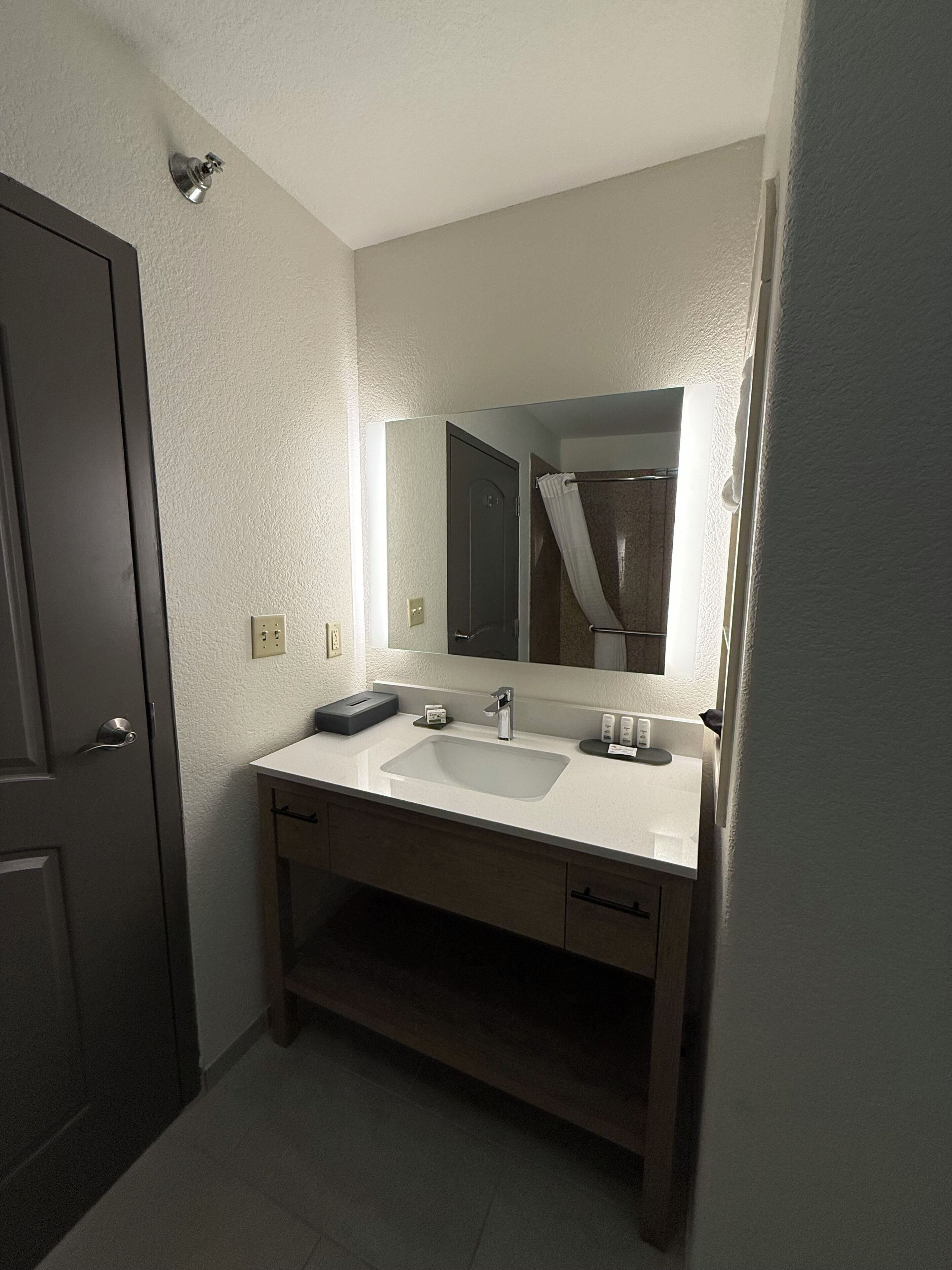 suite, 1 king bed, non smoking | bathroom | combined shower/bathtub, free toiletries, hair dryer, towels