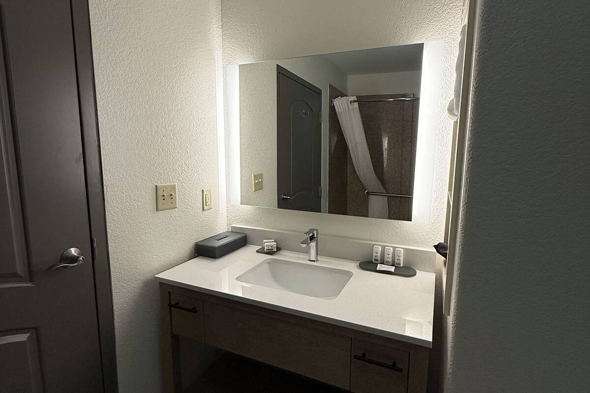 suite, 1 king bed, non smoking | bathroom | combined shower/bathtub, free toiletries, hair dryer, towels