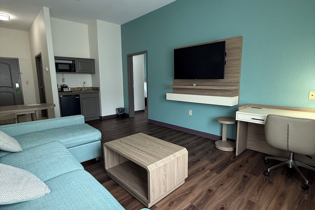 suite, 1 king bed, non smoking | living area | 32-inch flat-screen tv with cable channels, tv