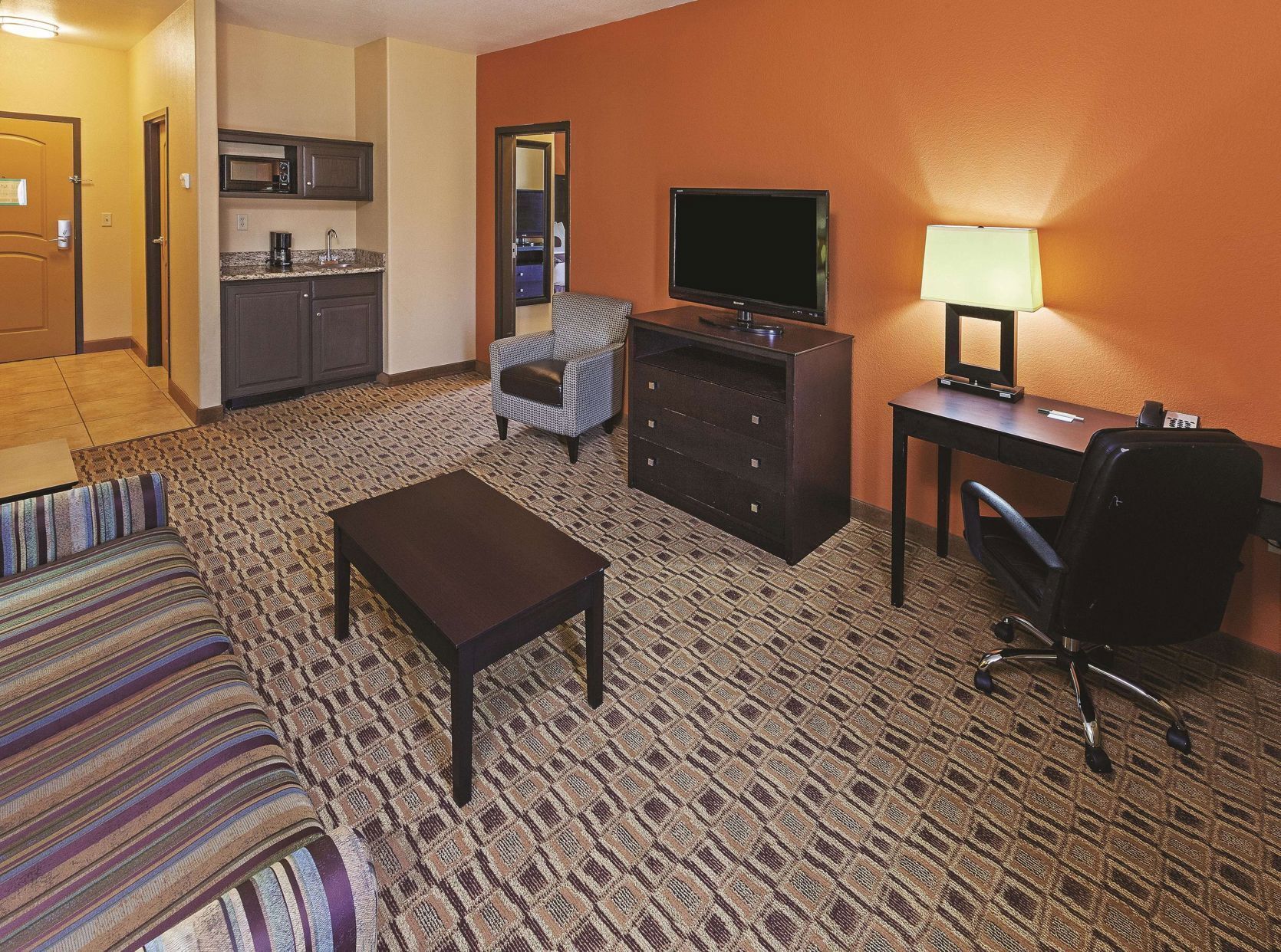 Living area | 32-inch flat-screen TV with cable channels, TV