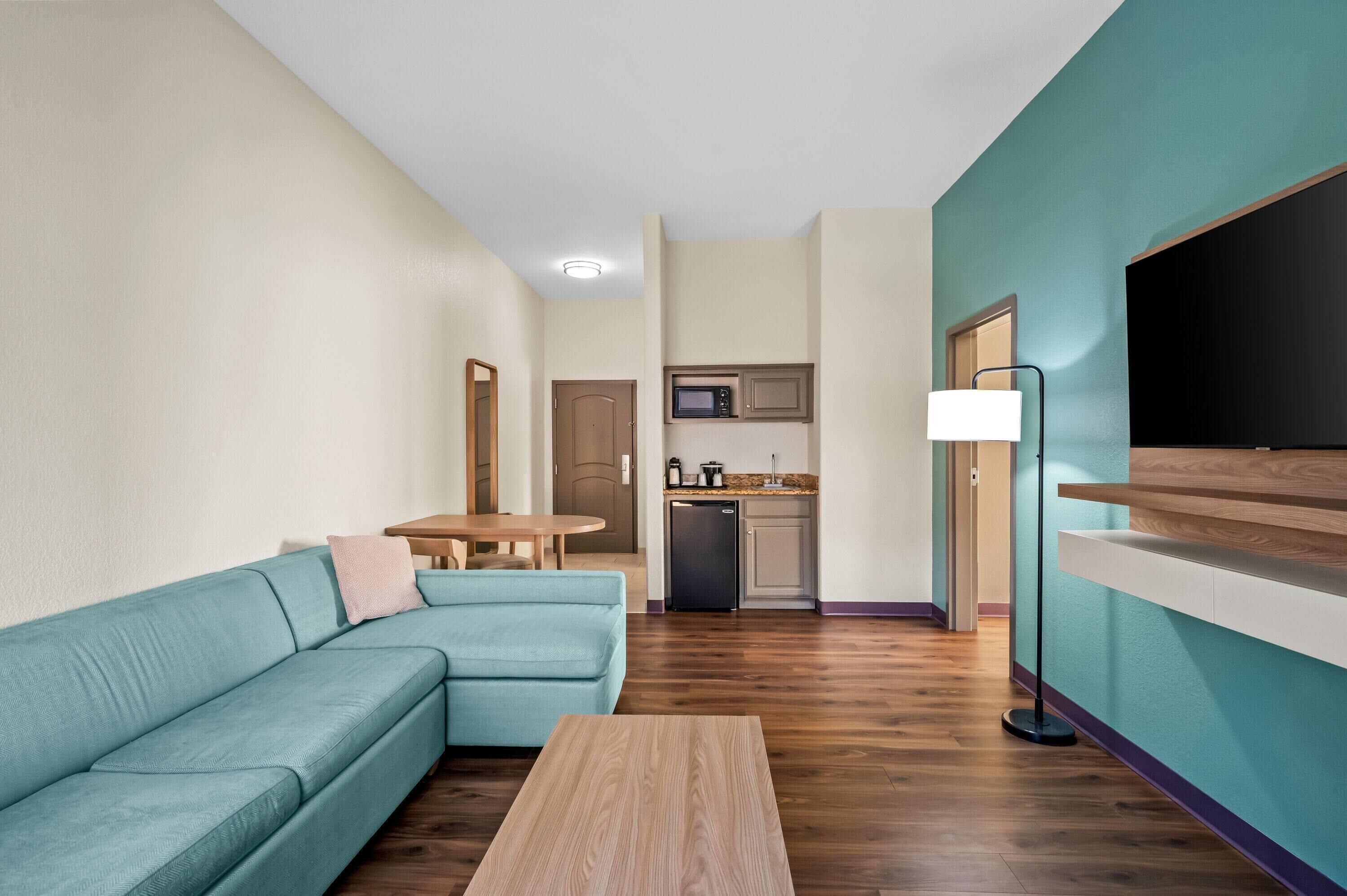 Sviitti, 1 suuri parisänky, tupakointi kielletty | Ylelliset vuodevaatteet, työpöytä