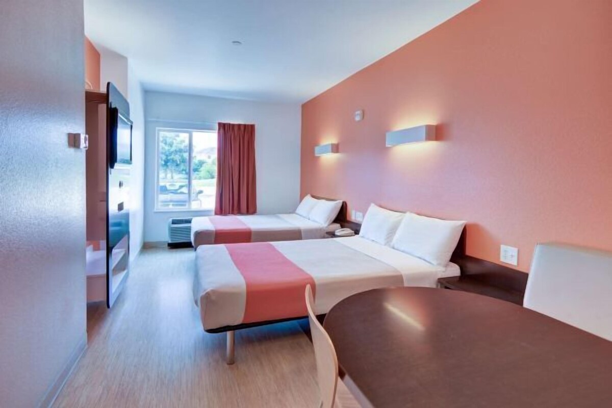 Desk, WiFi (free), individually furnished, bed sheets