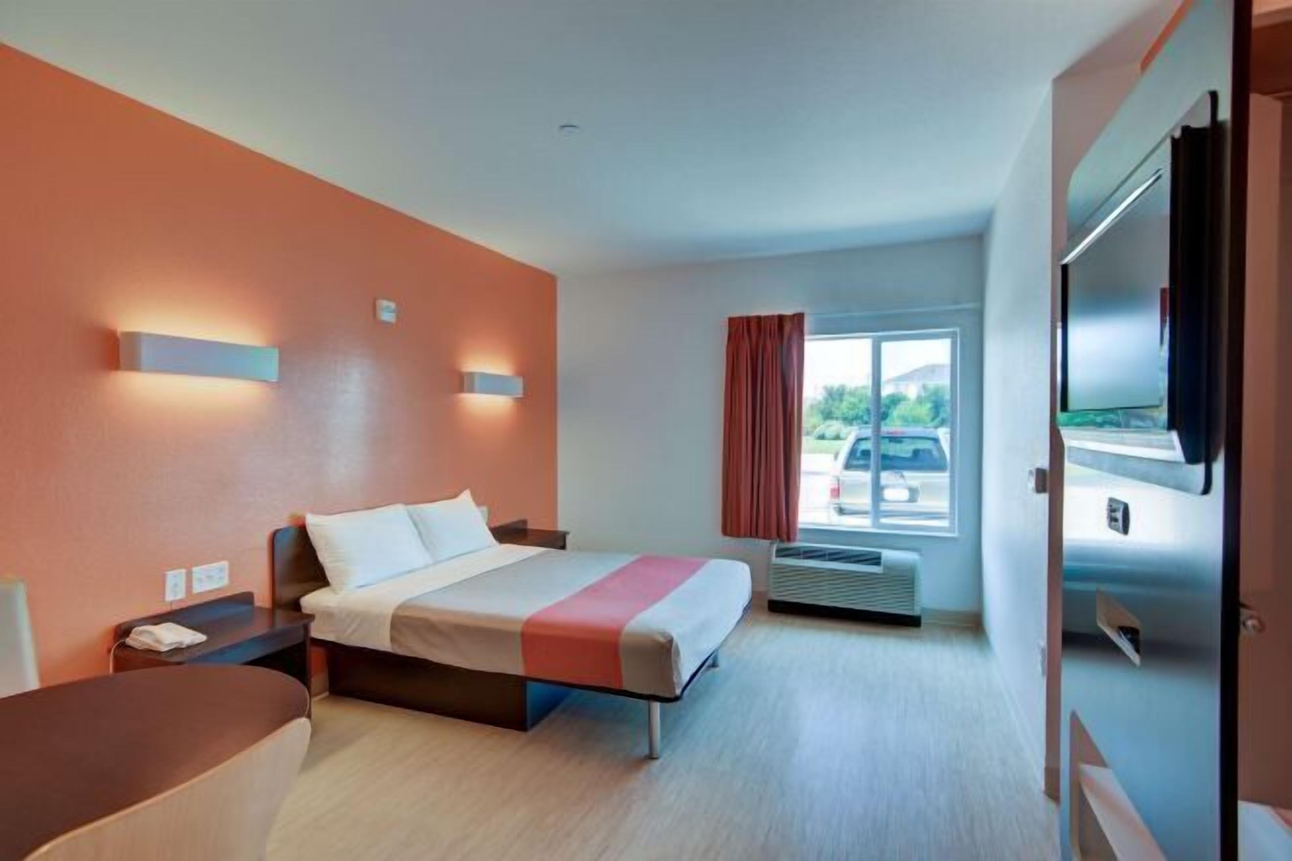 Individually furnished, desk, free WiFi, bed sheets