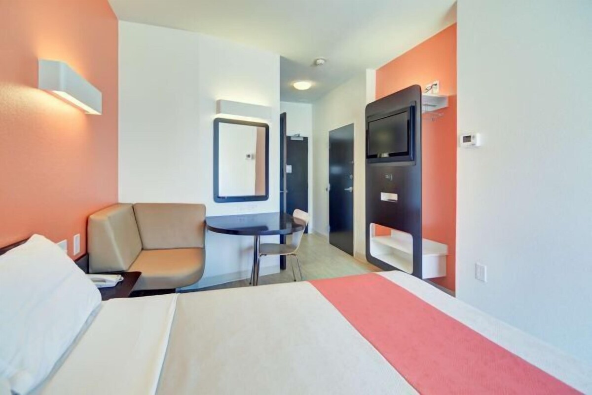 Desk, WiFi (free), individually furnished, bed sheets