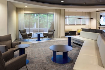 Hotel entrance and lobby at SpringHill Suites by Marriott Miami Downtown/Medical Center