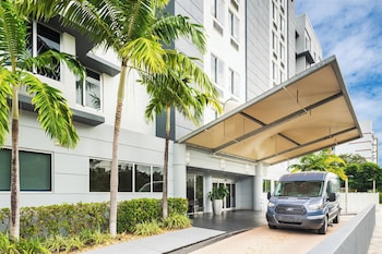 Hotel exterior and entrance at SpringHill Suites by Marriott Miami Downtown/Medical Center