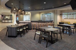 บริการอาหารเช้า อาหารกลางวัน อาหารเย็น, อาหารอเมริกัน