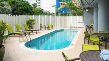 Piscina externa, funciona das 6h às 23h, espreguiçadeiras