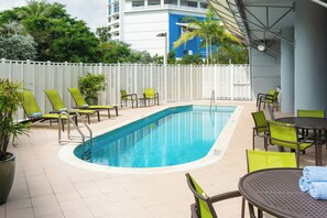 Una piscina al aire libre (de 06:00 a 23:00), tumbonas