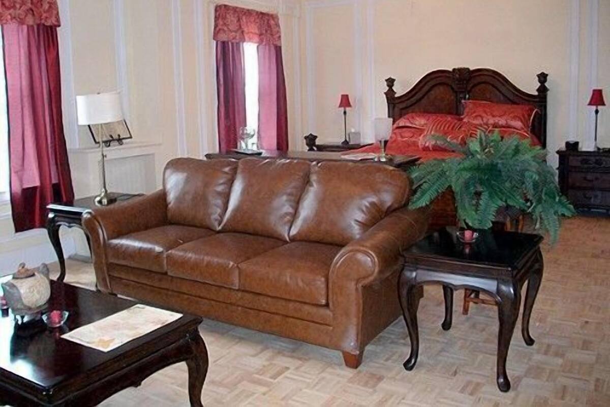 Suite luxueuse, 1 très grand lit, non-fumeur (FLR SUITE KG) | Aire de séjour | Téléviseur