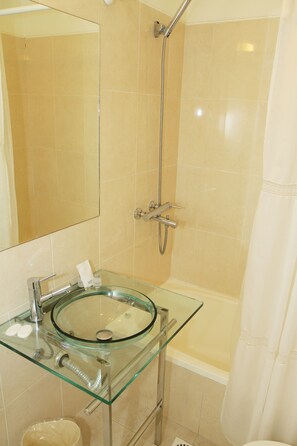 Superior Suite | Bathroom | Combined shower/tub, rainfall showerhead, designer toiletries, towels - Hotel Aqua (Punta del Este)