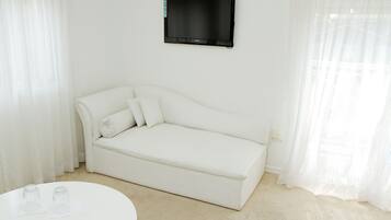 Suite junior | Zona de estar | Televisión de 14 pulgadas con canales por cable