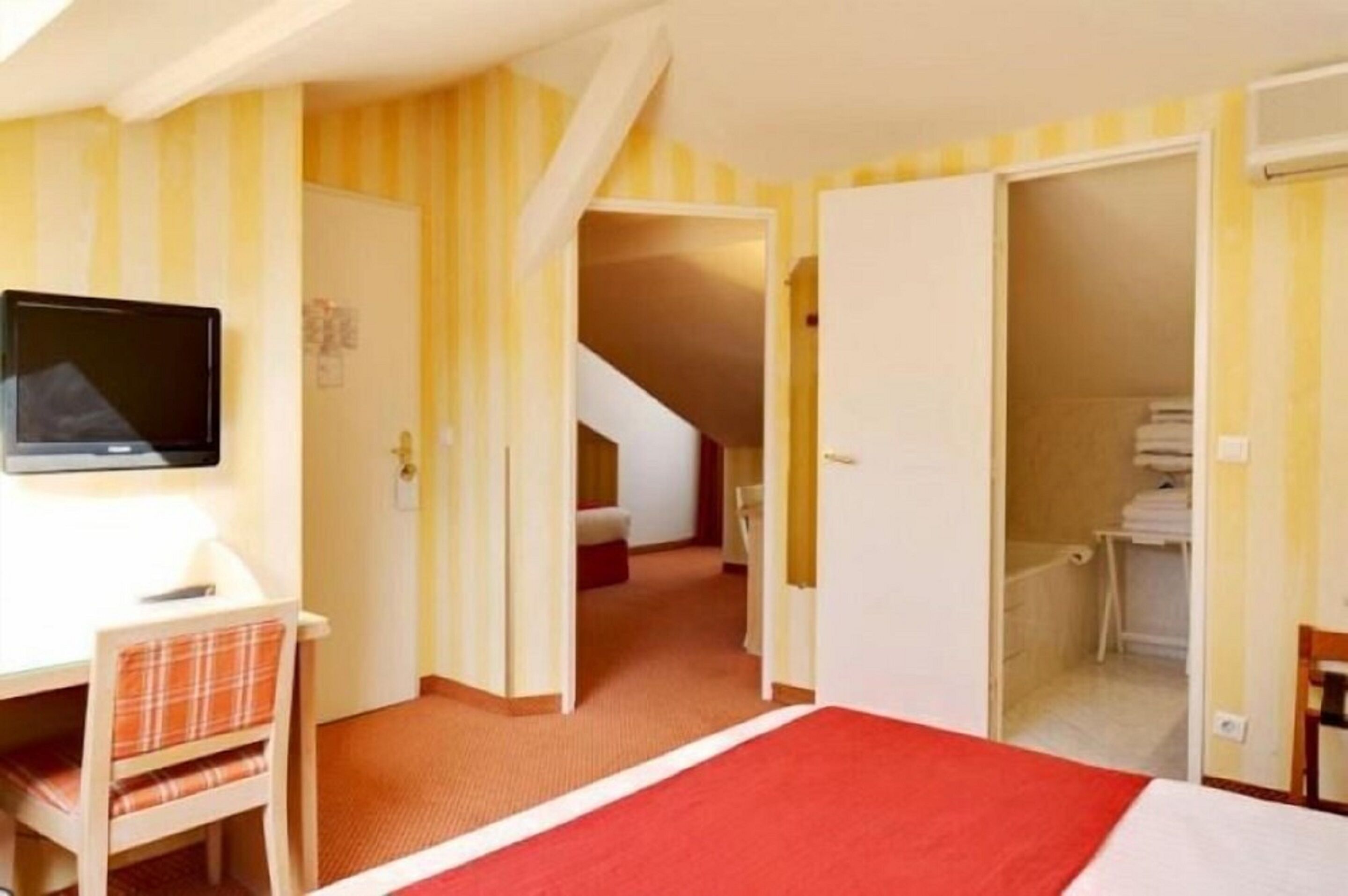 suite | premium bedding, in-room safe, desk, soundproofing