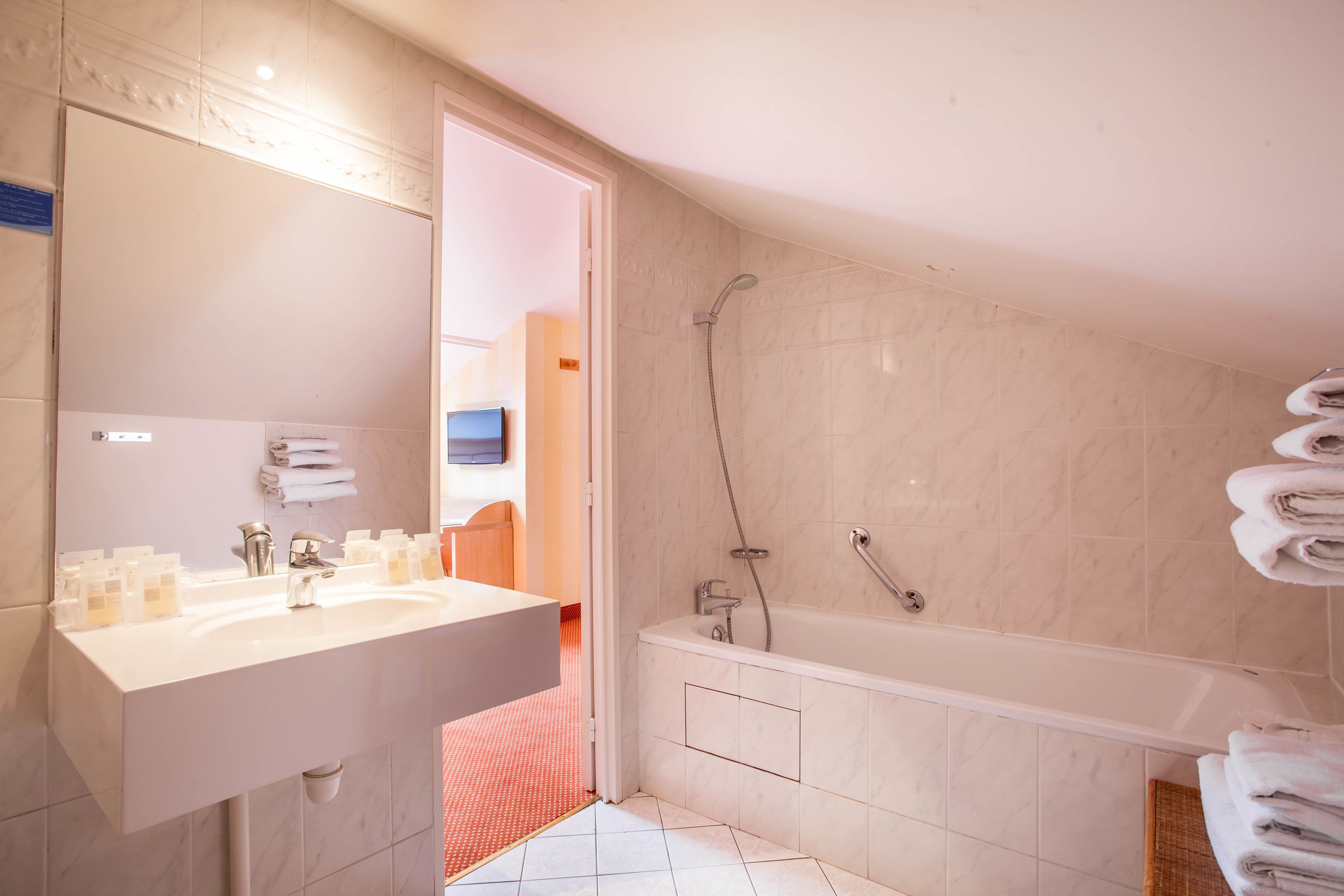 suite | bathroom | free toiletries, hair dryer, towels