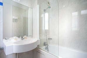 Klassieke eenpersoonskamer | Badkamer | Gratis toiletartikelen, een haardroger, handdoeken