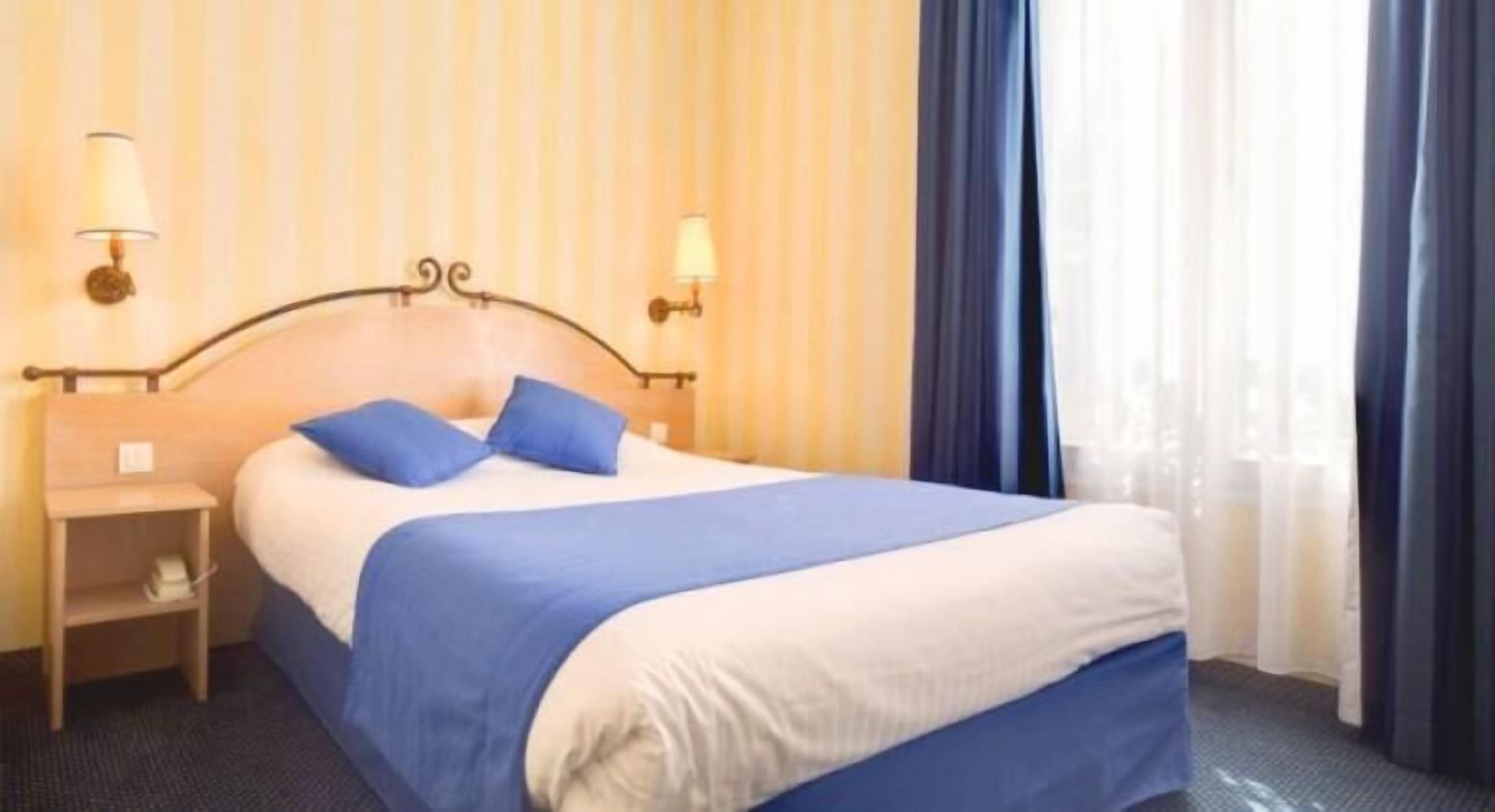 premium bedding, in-room safe, desk, soundproofing