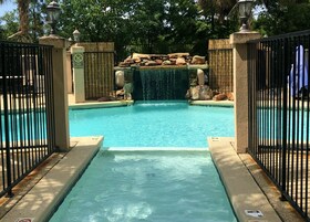 季节性开放的室外游泳池，07:00 至 22:00 开放，池畔遮阳伞，日光浴躺椅