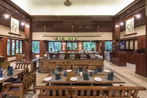 Serviço de café da manhã, almoço, jantar; vistas para o jardim