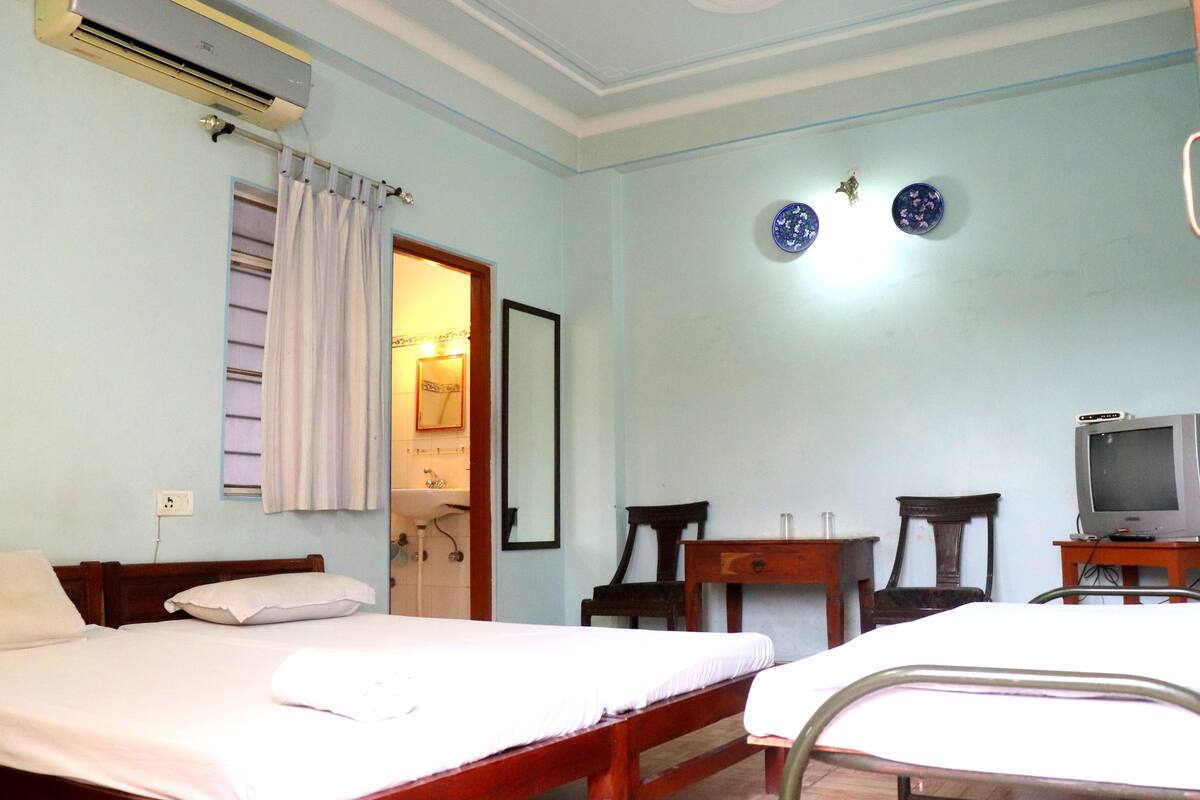 Standard Room | In-room safe, desk, free WiFi, bed sheets