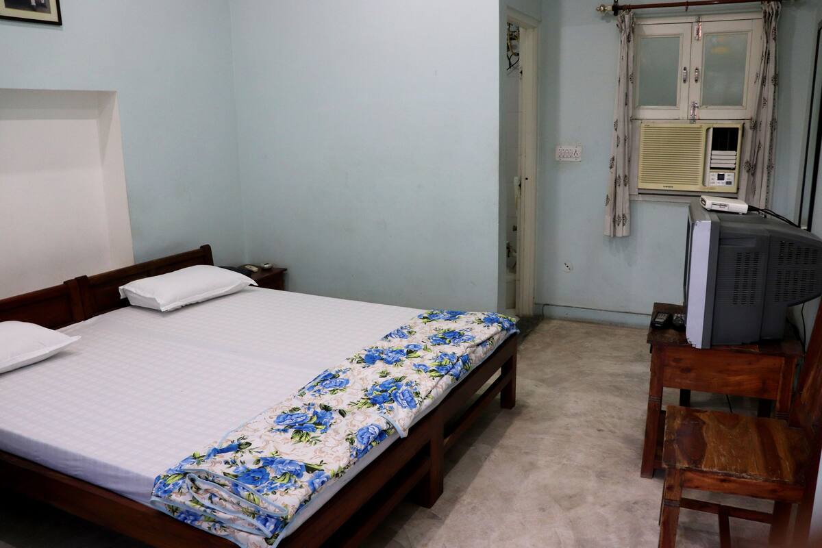 Standard Room | In-room safe, desk, free WiFi, bed sheets