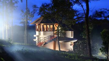 Deluxe Room | 1 bedroom, premium bedding, in-room safe, individually decorated