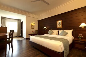 Minibar, caja de seguridad en la habitación y escritorio 