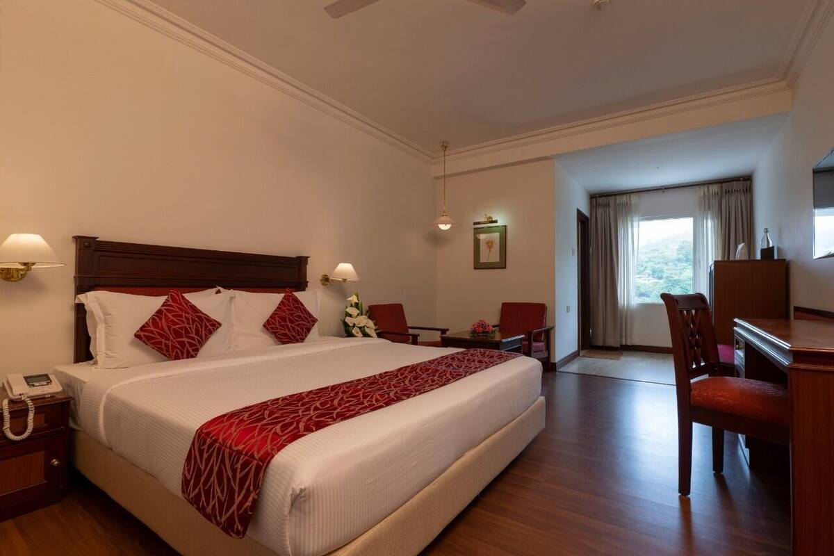 Kamar Premium, 1 Tempat Tidur Double, pemandangan gunung | Minibar, brankas, meja kerja, dan ruang kerja ramah laptop