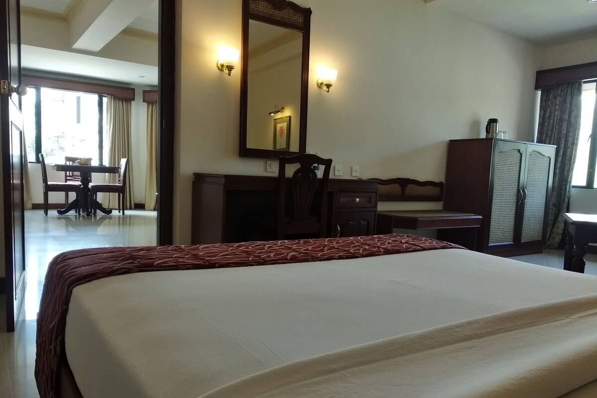 Suite | Minibar, brankas, meja kerja, dan ruang kerja ramah laptop