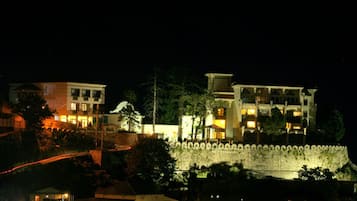 Vista frontal de la propiedad por la tarde o noche