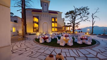 Se sirven desayunos, comidas, cenas y cocina india con vista al jardín