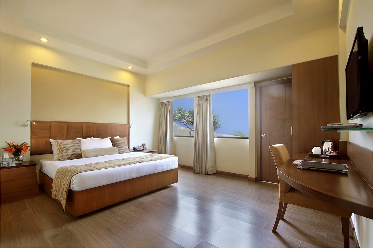 Deluxe Room | Minibar, in-room safe, desk, laptop workspace