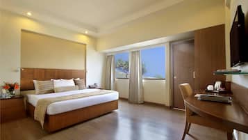 Deluxe Room | Minibar, in-room safe, desk, laptop workspace