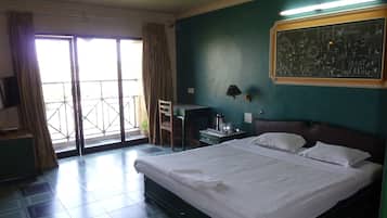 1 habitación, decoración personalizada, muebles diferentes y escritorio