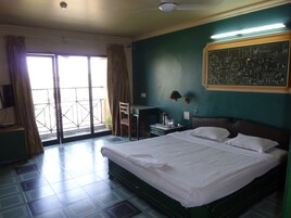 Decoración personalizada, muebles diferentes y escritorio 