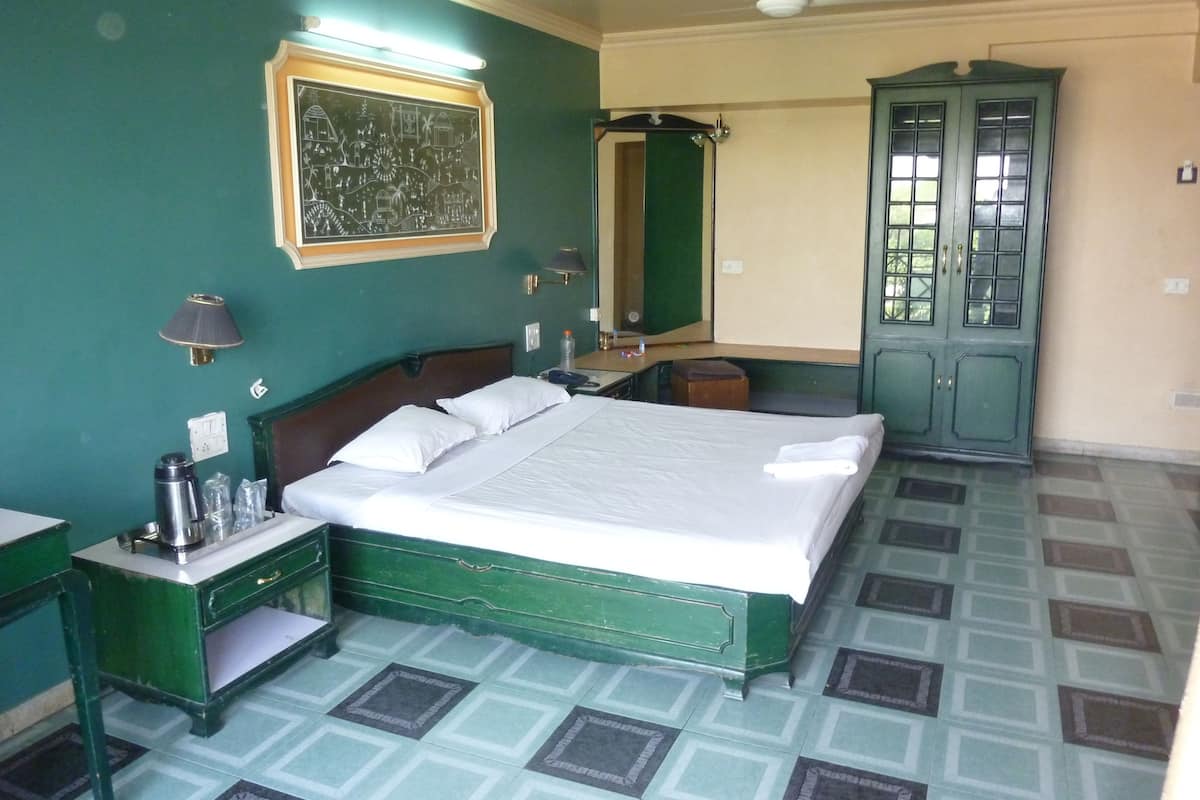 1 bedroom, individually decorated, individually furnished, desk