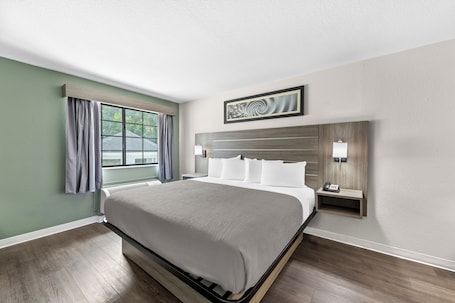 Escritorio, espacio para trabajar con laptop y cortinas blackout . Quality Inn & Suites Kilgore-Longview