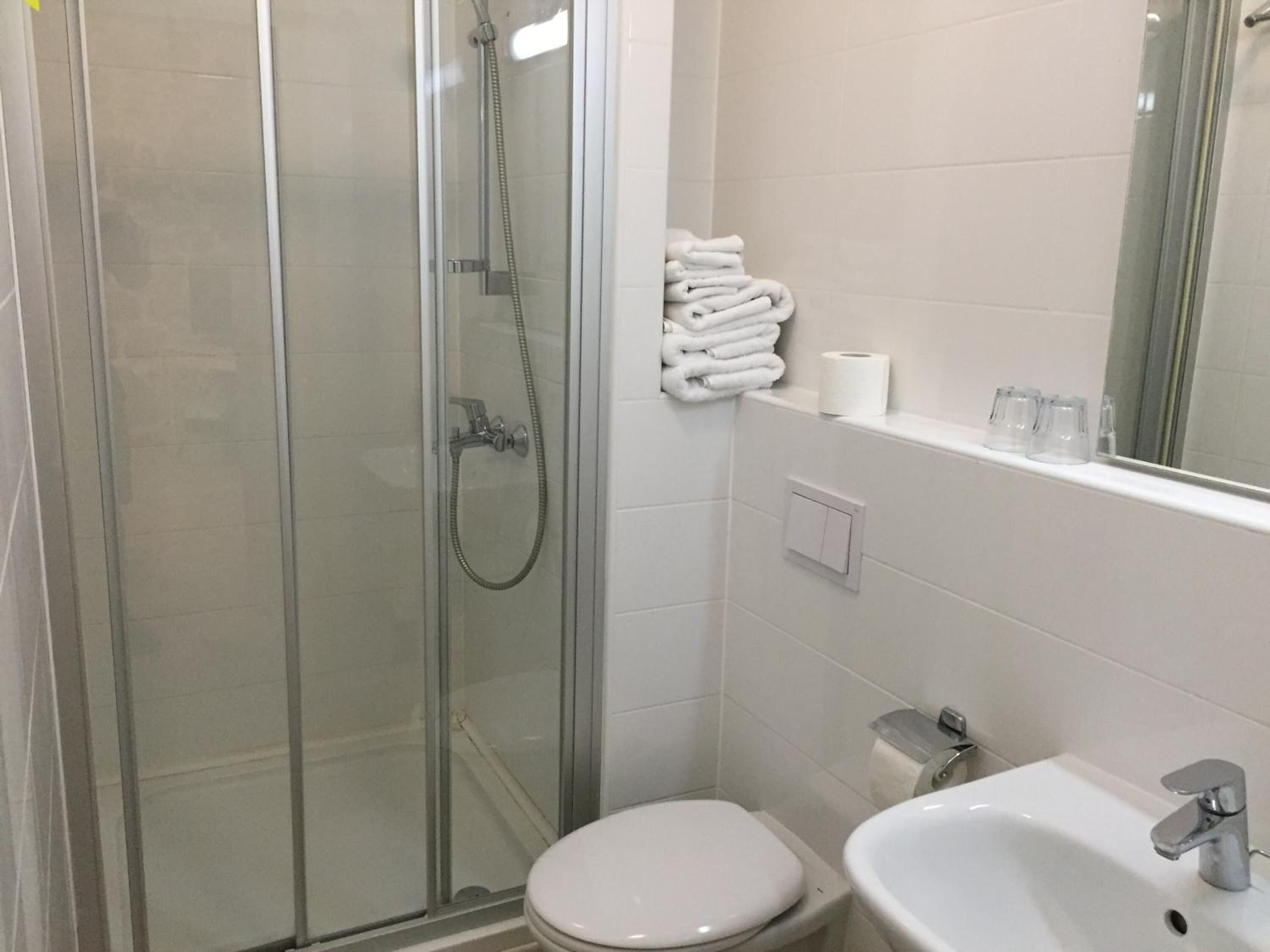 free toiletries, towels