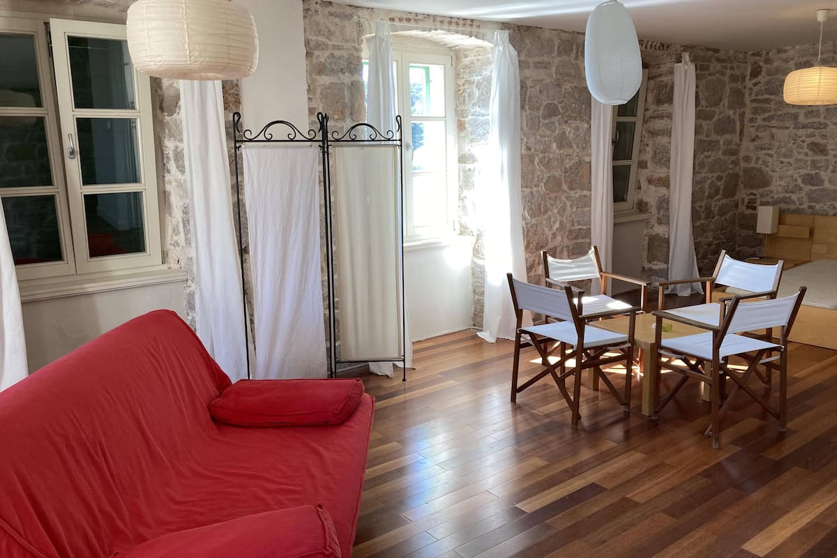 suite | premium bedding, desk