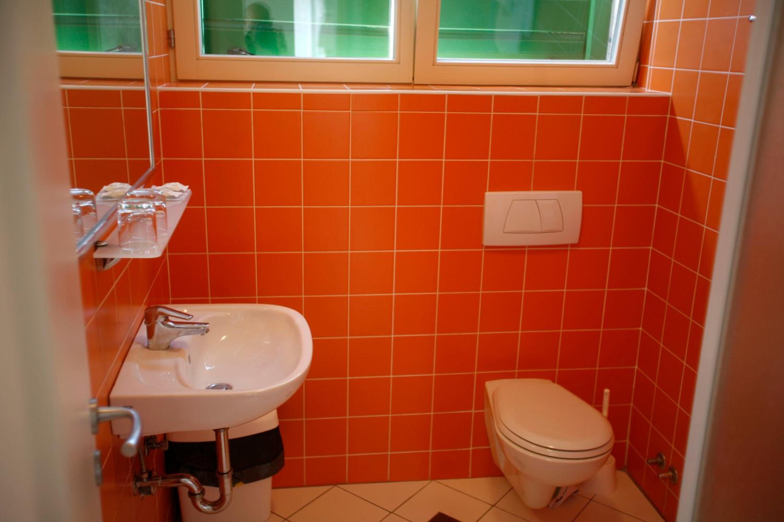 free toiletries, towels