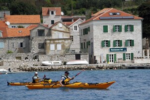 A coastal building with a sign reading "Restaurant Val".