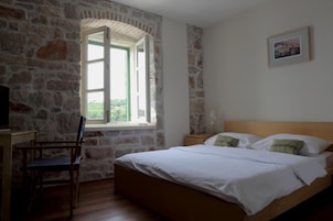 Premium bedding, desk