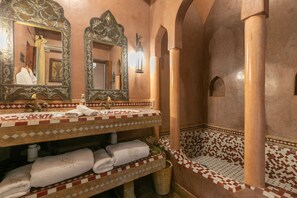 高級雙人或雙床房 | 浴室 | 免費盥洗用品、吹風機、浴袍、毛巾