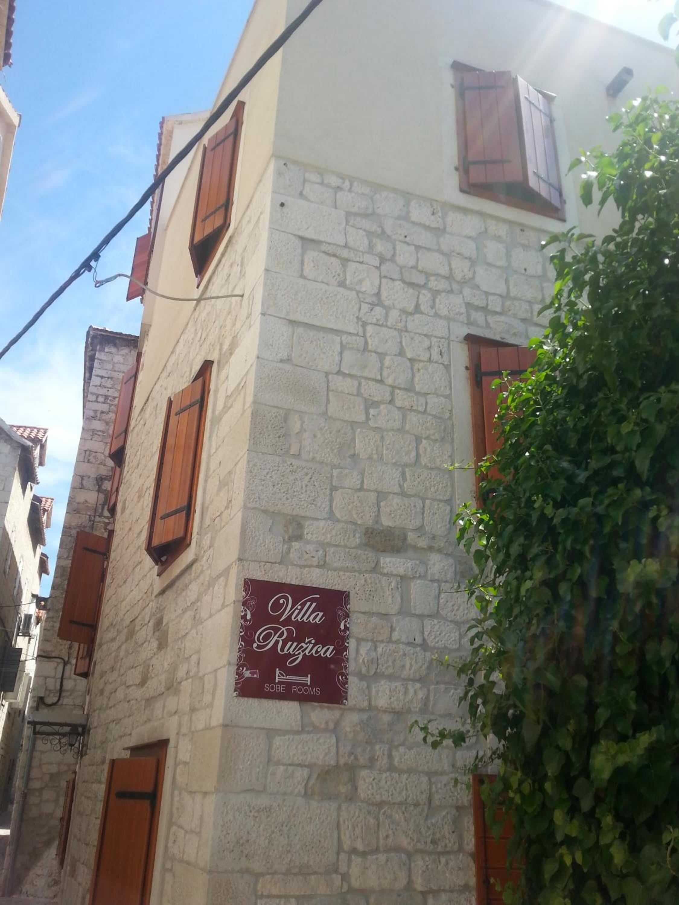 Un edificio con un letrero que dice "Villa Ruzica Sobe Rooms".