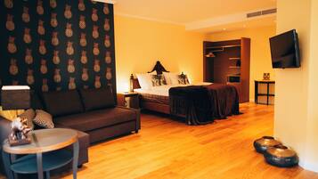 Family Suite, 1 Queen Bed with Sofa bed, Non Smoking | Hypo-allergenic bedding, minibar, in-room safe, individually decorated