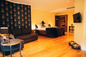 Family Suite, 1 Queen Bed with Sofa bed, Non Smoking | Hypo-allergenic bedding, minibar, in-room safe, individually decorated